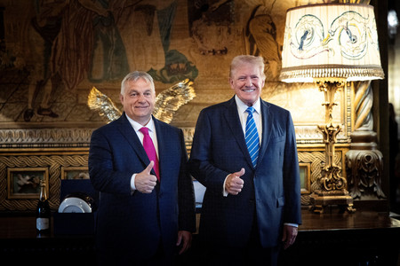 １１日、米南部フロリダ州でトランプ前米大統領（右）と会談するハンガリーのオルバン首相＝オルバン氏のＸ（旧ツイッター）アカウントより（ＡＦＰ時事）