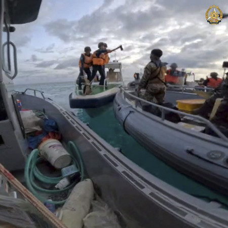南シナ海のアユンギン（中国名・仁愛）礁付近で、フィリピンの物資運搬船を妨害する中国海警局の要員＝６月１７日（比軍提供）（ＥＰＡ時事）