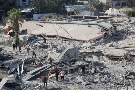 １２日、パレスチナ自治区ガザのガザ市西部で、破壊された国連パレスチナ難民救済事業機関（ＵＮＲＷＡ）の建物（ＡＦＰ時事）