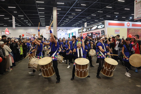 １２日、ブラジルのサンパウロで開かれた日本祭りで披露された和太鼓の演奏