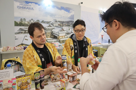 １２日、ブラジルのサンパウロで日本祭りに合わせて開催された物産展