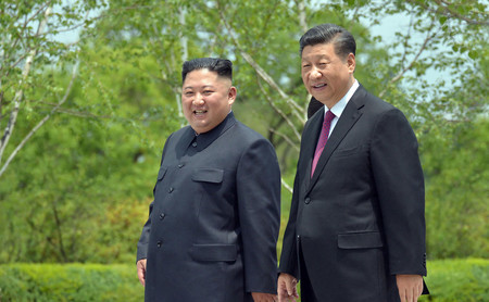 中国の習近平主席（右）と北朝鮮の金正恩朝鮮労働党総書記＝２０１９年６月、平壌（朝鮮中央通信が配信）（ＡＦＰ時事）