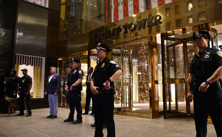 １３日、米ニューヨーク市マンハッタンのトランプタワー前で警戒に当たる警官ら