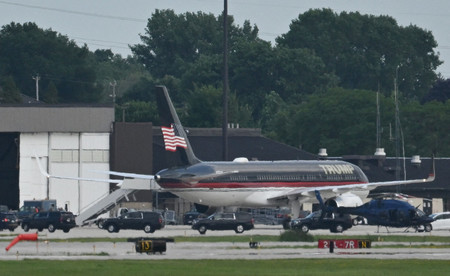 １４日、米中西部ウィスコンシン州ミルウォーキーの空港に着陸したトランプ前大統領の専用機（ＡＦＰ時事）