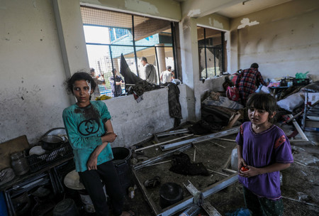 １４日、イスラエル軍の空爆を受けたパレスチナ自治区ガザ中部ヌセイラトの学校（ＥＰＡ時事）