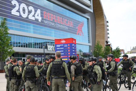 １４日、米中西部ウィスコンシン州ミルウォーキーで、共和党全国大会の会場周辺の警備に当たる警察当局者（ＡＦＰ時事）