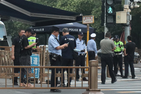 １５日、中国共産党の３中総会が開かれている北京市内のホテル周辺で警戒に当たる警察官