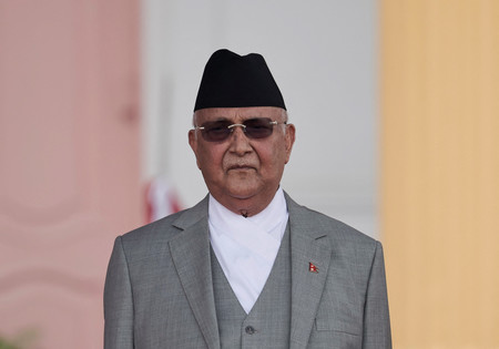 １５日、カトマンズで就任宣誓式に臨むネパールのオリ首相（ロイター時事）