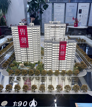 中国・北京市内のマンション販売会場。建物の模型には「売り切れ」のバナーが掛けてあった＝１５日