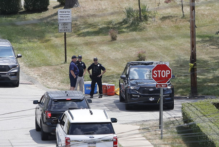 トランプ前米大統領を銃撃したトーマス・クルックス容疑者の自宅周辺の道路に立つ警官ら＝１４日、東部ペンシルベニア州ベセルパーク（ＥＰＡ時事）