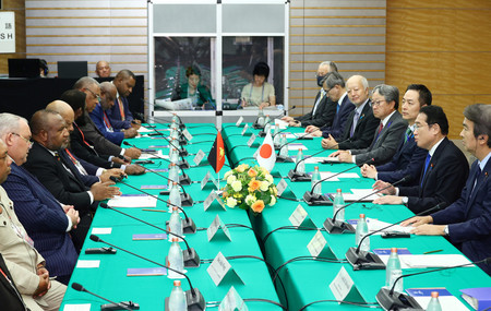 パプアニューギニアのマラペ首相（左から３人目）と会談する岸田文雄首相（右から２人目）＝１６日午後、首相官邸