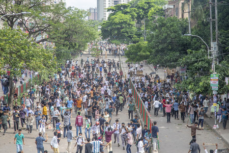 １６日、バングラデシュの首都ダッカでデモに参加する学生ら（ＥＰＡ時事）