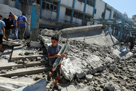 １６日、イスラエル軍に空爆されたパレスチナ自治区ガザ中部ヌセイラトの学校（ロイター時事）