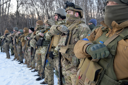 アゾフ大隊の兵士＝２０２２年３月、ウクライナ・ハリコフ（ＡＦＰ時事）