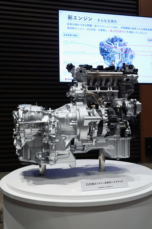 スズキが技術戦略の発表で披露した新型エンジン＝１７日、東京都千代田区