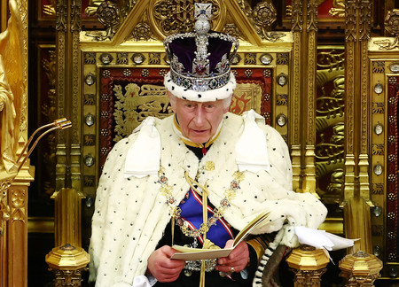 １７日、ロンドンで開かれた英議会開会式で国王演説を読み上げるチャールズ国王（ＡＦＰ時事）