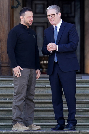 １８日、英南部オックスフォードシャーのブレナム宮殿で、ウクライナのゼレンスキー大統領（左）を迎えるスターマー英首相（ＡＦＰ時事）