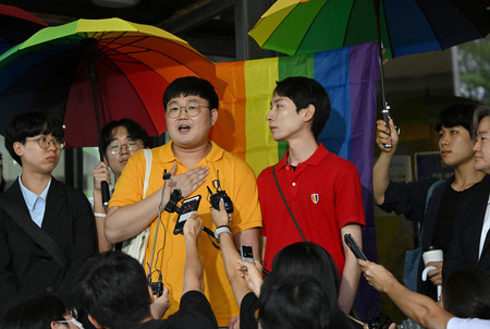 １８日、ソウルで、韓国最高裁の判決を受け記者団の取材に応じる同性カップル（ＡＦＰ時事）