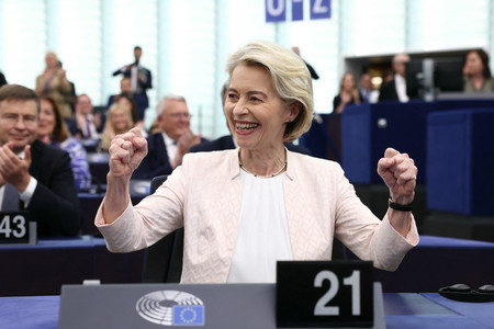 １８日、フランス東部ストラスブールで開かれた欧州連合（ＥＵ）欧州議会で再任案が承認され、笑顔を見せるフォンデアライエン欧州委員長（ＡＦＰ時事）
