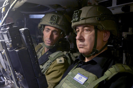 １８日、パレスチナ自治区ガザ最南部ラファを視察したイスラエルのネタニヤフ首相（右）＝イスラエル首相府提供（ＡＦＰ時事）