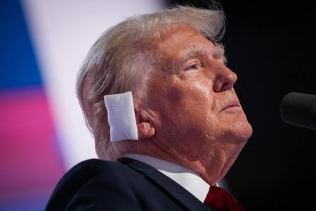 右耳にガーゼを付けたトランプ前米大統領＝１８日、米中西部ウィスコンシン州ミルウォーキー（ＡＦＰ時事）