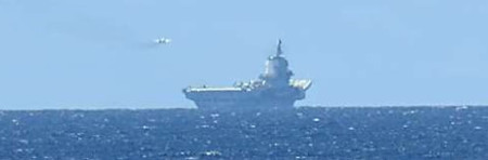 沖縄・宮古島南方の太平洋で艦載戦闘機を運用する中国海軍の空母「山東」（防衛省統合幕僚監部提供）