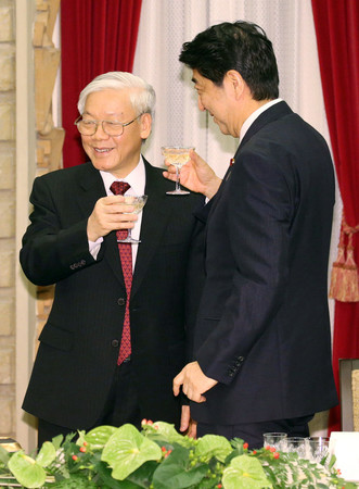乾杯する安倍晋三首相（当時）とベトナム最高指導者のグエン・フー・チョン共産党書記長（左）＝２０１５年９月、首相公邸