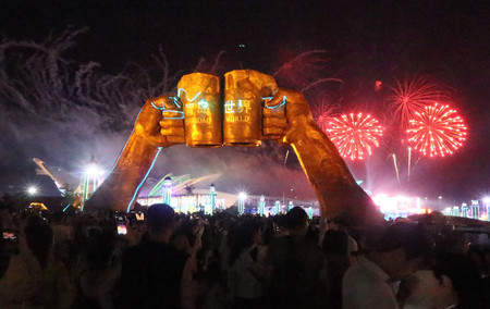 １９日、中国山東省青島市で開幕したビール祭りで、夜空に打ち上がる花火