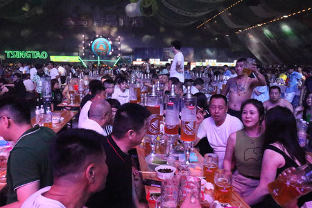 １９日、中国山東省青島市でビール祭りを楽しむ人たち