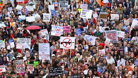 銃規制強化を求めるデモの参加者＝２０２３年４月、米南部テネシー州ナッシュビル（ＡＦＰ時事）
