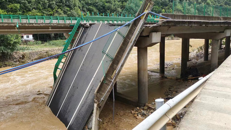 中国内陸部の陝西省商洛市で、崩落した高速道路の橋＝２０日（ＥＰＡ時事）