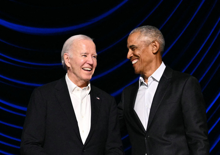 バイデン米大統領（左）とオバマ元大統領＝６月１5日、ロサンゼルス（ＡＦＰ時事）