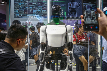 中国・上海で開かれた見本市で展示された米テスラが開発中の人型ロボット「オプティマス」＝５日（ＡＦＰ時事）