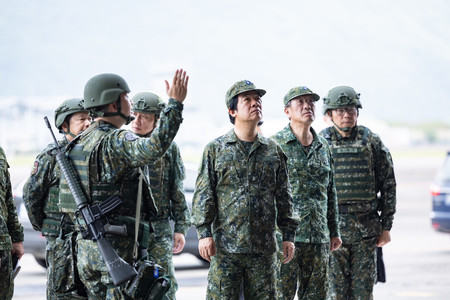 ２３日、台湾東部・花蓮県の空軍基地で漢光演習を視察する頼清徳総統（右から３人目）（総統府提供・時事）
