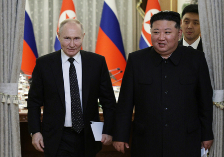 ロシアのプーチン大統領（左）と北朝鮮の金正恩朝鮮労働党総書記＝６月１９日、平壌（ＡＦＰ時事）