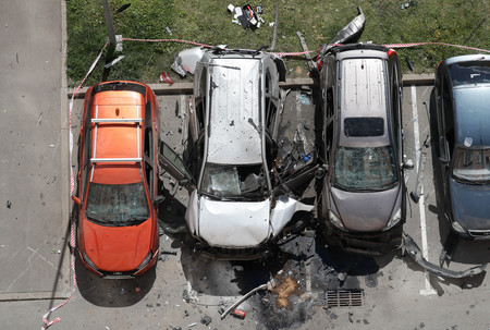 ２４日、モスクワ市内で、駐車中の車が爆発した現場（ＥＰＡ時事）