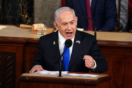 ２４日、ワシントンの米議会で演説するイスラエルのネタニヤフ首相（ＥＰＡ時事）