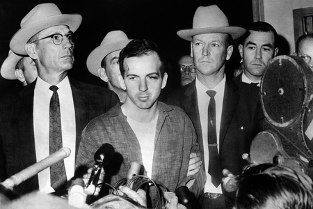 ケネディ米大統領暗殺事件の実行犯とされるリー・ハーベイ・オズワルド＝１９６３年１１月、テキサス州ダラス（ＡＦＰ時事）