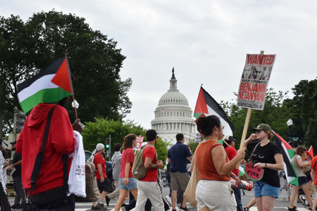２４日、ワシントンの米連邦議事堂周辺で、イスラエルのネタニヤフ首相の演説に抗議するパレスチナ支持者ら