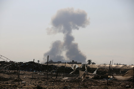 イスラエル軍の攻撃を受け、立ち上る煙＝２４日、パレスチナ自治区ガザ南部ハンユニス（ロイター時事）