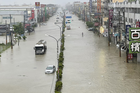 ２５日、台湾南部・高雄で、台風３号の影響により冠水した道路（ＡＦＰ時事）