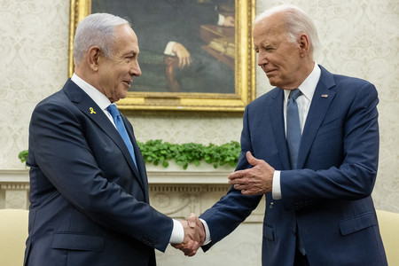 ２５日、ワシントンのホワイトハウスで握手するバイデン米大統領とイスラエルのネタニヤフ首相（ＡＦＰ時事）