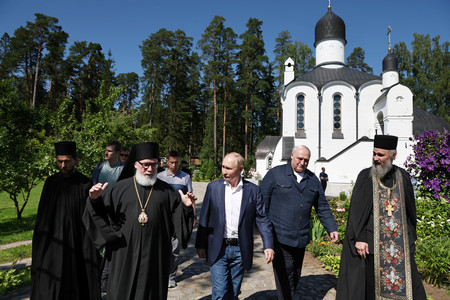 ２５日、ロシア北西部カレリア共和国のワラーム修道院を訪れた、プーチン大統領（中央）とベラルーシのルカシェンコ大統領（右から２人目）（ＥＰＡ時事）