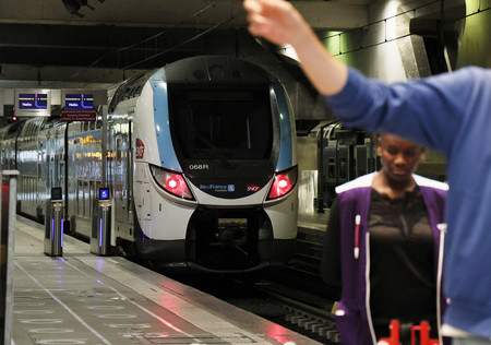 ２６日、パリのモンパルナス駅に停車するフランス国鉄の車両