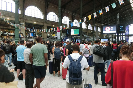 ２６日、パリで、高速鉄道の列車の減便などの影響を受け、混雑するパリ北駅