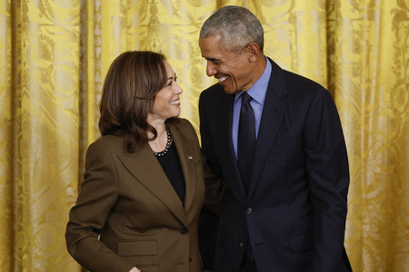 ハリス米副大統領（左）とオバマ元大統領＝２０２２年４月、ワシントン（ＡＦＰ時事）