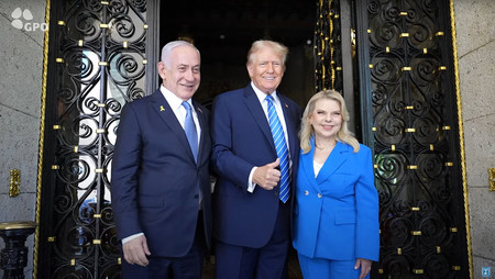 ２６日、米南部フロリダ州の邸宅で、イスラエルのネタニヤフ首相（左）とサラ夫人（右）を迎えるトランプ前大統領（中央）＝イスラエル首相府提供の動画より（ＡＦＰ時事）