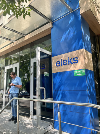 ウクライナのＩＴ大手「ＥＬＥＫＳ（エレクス）」の本社＝５月２９日、ウクライナ西部リビウ