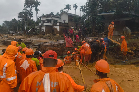 ３０日、インドのケララ州北東部ワヤナド地区で発生した土砂崩れの現場で、救助活動をする国家災害対応部隊（ＮＤＲＦ）の隊員（ＡＦＰ時事）