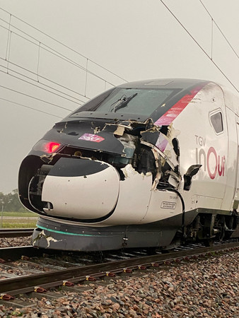 ３１日、フランス中部ヨンヌ県で倒木に衝突し、損傷した高速鉄道（ＴＧＶ）の列車＝仏国鉄（ＳＮＣＦ）提供（ＡＦＰ時事）